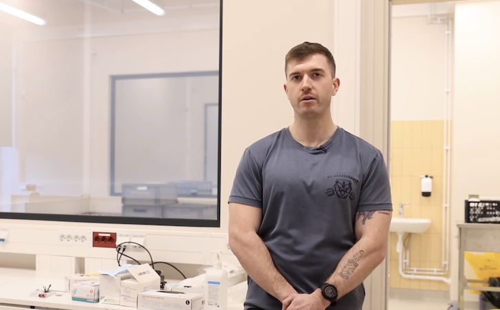 U.S. Army medic trains Estonian troops on conducting blood transfusions