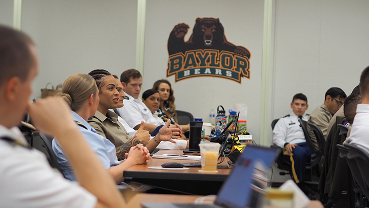 Students in the Army-Baylor MHA-MBA graduate program discuss human resources simulation experiences. 