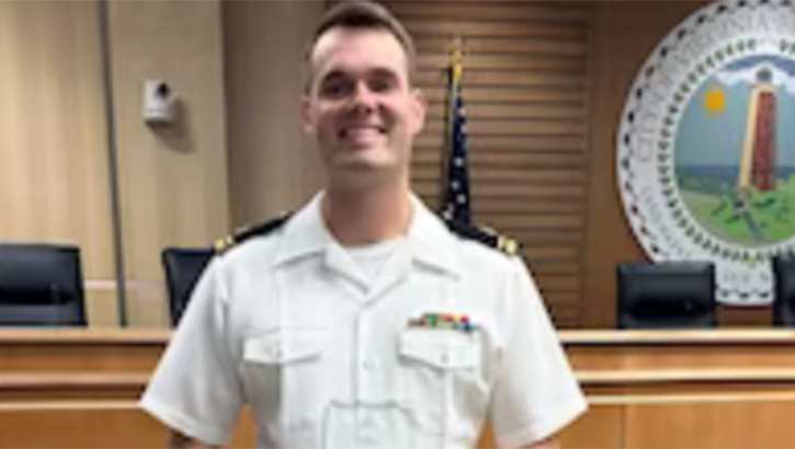 U.S. Naval Lt. Receives Virginia Beach Mayor's Lifesaving Award