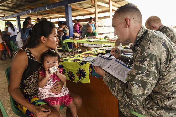 Air Force Capt. (Dr.) Charles Hutchings, 346th Expeditionary Medical Operations Squadron pediatrician, explains information to a local woman near Meteti, Panama, April 17, 2018. Hutchings was part of an embedded health engagement team participating in Exercise New Horizons 2018, which will assist communities throughout Panama by providing medical assistance and building facilities such as schools, a youth community center and a women’s health ward. (Air Force photo by Senior Airman Dustin Mullen)