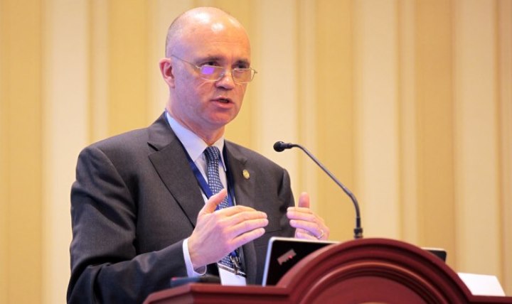 Dr. Paul Cordts, director of the Defense Health Agency Office of the Functional Champion, speaks on a panel regarding the decision-making behind a large scale electronic health record while at the AMSUS Annual Meeting at the Gaylord Resort and Convention Center in Oxon Hill, Maryland, on November 29. (Courtesy photo)