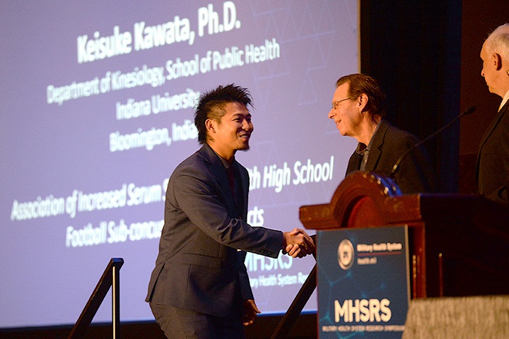 Keisuke Kawata, Ph.D. (left), of the Department of Kinesiology, School of Public Health, Indiana University, receives the first-place award for “Association of Increased Serum S100B Levels with High School Football Subconcussive Head Impacts.” (MHS photo)
