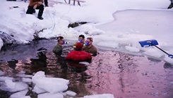 Military medical students, enrolled in Marine Corps Mountain Warfare Center's Mountain Medicine course, participate in Naval Health Research Center's (NHRC) cold-water immersion study