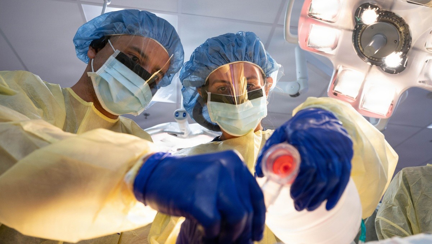 Teniente de Fragata Oscar Javier Martinez Flores, a Paraguayan Navy first lieutenant and orthopedic trauma surgeon, and Teniente Primero Maria Angelica Gonzalez Torres, a Paraguayan first lieutenant and occupational health physician, provide manual breathing support to an intubated patient